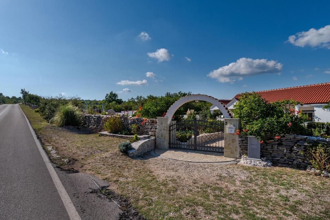 Blizna DonjaHouse Camellia With Fenced Pool And Playground别墅 外观 照片